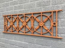 Cast iron window grill, raamrooster, massief smeedijzer, rust-bruin.